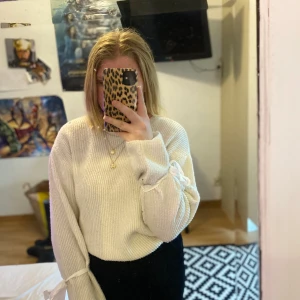 Stickad tröja med knytningar - Mysig stickad tröja me knytningar från Chiquelle. Slits på sidorna (bild 3). PM för intresse eller frågor💓