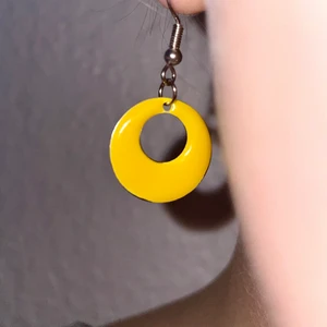 Back to the 70’s örhängen - ’Back to the 70’s’ Örhängen - 39kr  Fraktkostnad 19kr  Finns möjlighet att mötas upp i centrala Stockholm efter överenskommelse. - därav ingen fraktavgift.