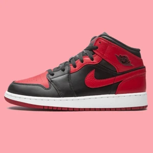 Jordan 1 Mid Banned - Säljer flera storlekar jordan 1 mid banned. Alla skor är oanvända och självklart äkta. Storlekar (som finns kvar): 38, 44. Skicka ett meddelande vid frågor eller om du vill köpa 😊