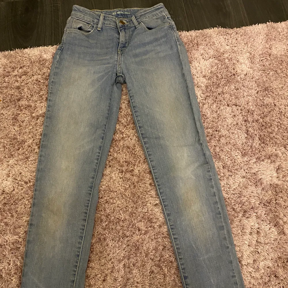 Säljer ett par levis jeans som är för små för mig, det är en söm på fickorna där bak som är lite lös men annars så är det ingen mer💕. Jeans & Byxor.