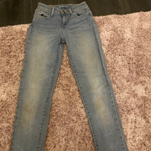 Levis jeans  - Säljer ett par levis jeans som är för små för mig, det är en söm på fickorna där bak som är lite lös men annars så är det ingen mer💕
