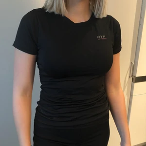 Träningströja  - Basic svart träningströja. Säljer pga att den inte kommer till användning. Storleken har försvunnit men skulle gissa på S men passar även XS. Köparen står för frakten.