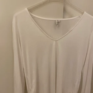 Tröja  - Tröjan har utsvängda och långa armar från Nelly trend. Kan ta flera bilder om så önskas. Storlek s men den är lite pösig passar M också. 