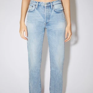 Acne jeans - Acne Studios 1997 light bluetrash, i storlek 28/34 och passar även någon med någon storlek mindre beroende på önskad passform😁😁 nypris 320€ och de är endast använda några gånger, därav bra skick🥰🥰