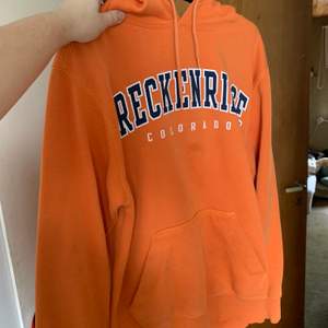 Orange hoodie med trycket ”Breckenridge, Colorado”, storlek S. Köpt second hand i England men superfint skick. Bud från 100 kronor i kommentarerna, avslutas 25/2! Öka med minst 10 kronor. Frakt tillkommer
