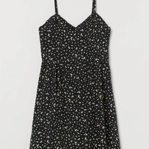 Söt blommig klänning från hm - Söt blommig klänning från hm✨ Köpte förra sommaren och använd ett fåtal gånger💛 Har lite volanger och är ganska kort✨ Köparen betalar frakt💛