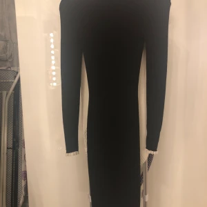 Ribbad klänning  - Jättefin sparsamt använd 