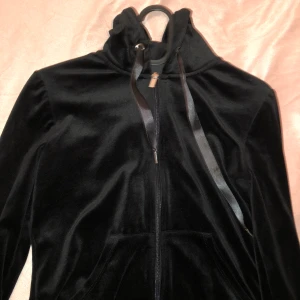 Gina Tricot kofta XS - Svart kofta i storleken XS ifrån Gina Tricot. Bra skick. 