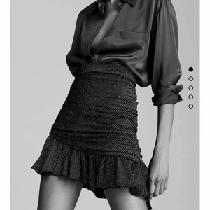 Intressekoll på kjol från zara - Intressekoll på denna helt nya oanvända glittriga kjolen från zara i storlek S. Osäker på om jag vill sälja den eller ej för den sitter väldigt snyggt men känns inte som att jag kommer att använda den så mycket...