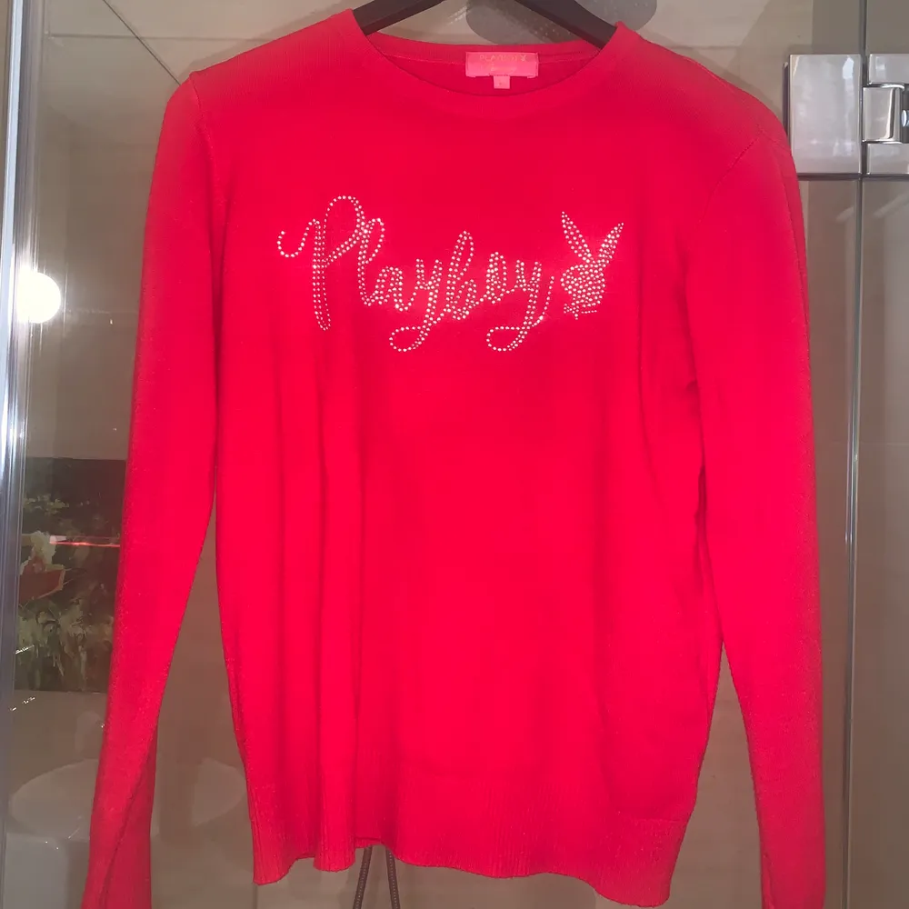 Äkta Playboy Bunny tröja köpt i butik för ca 800kr (på rea) riktigt skönt material, inte cashmere men känns påriktigt som det😍. Alla stenar är kvar - tröjan har inga defekter . Stickat.