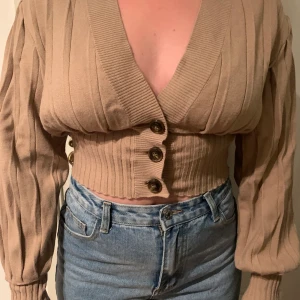 Beige kofta  - Beige kofta från NAKD i storlek M, använd ett fåtal gånger.