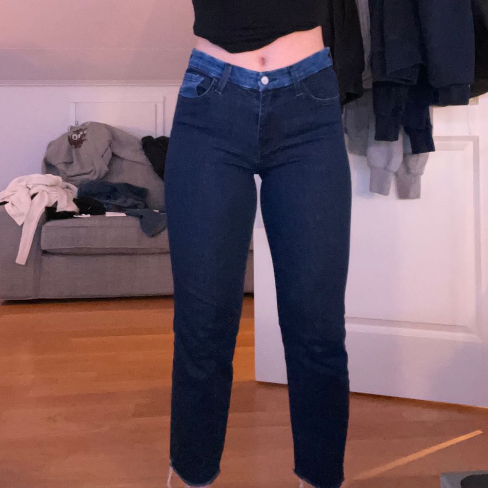 Mörkblå jeans med ljusblå detaljer runt midjan och fickorna. Knappt använda och säljs pga av fel storlek. Köpare står för frakt!. Jeans & Byxor.