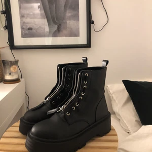 Boots med dragkedja  - Skitcoola boots med dragkedja och hål för snörning från Pull&Bear. Passar till byxor såväl som klänning och kjol. Storlek 37 och jättesköna! Använd ett 10-tal gång och säljer då jag köpt nya!
