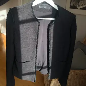 En fin svart kavaj/blazer från Mango. Har små axelvaddar och en ficka på vardera sida. Mycket bra skick. 70kr exklusive frakt. Buda i kommentarerna.💃🏼💃🏼