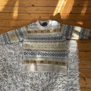 Stickad tröja - Krympt i tvätten, stl M från början men nu mer åt S-hållet