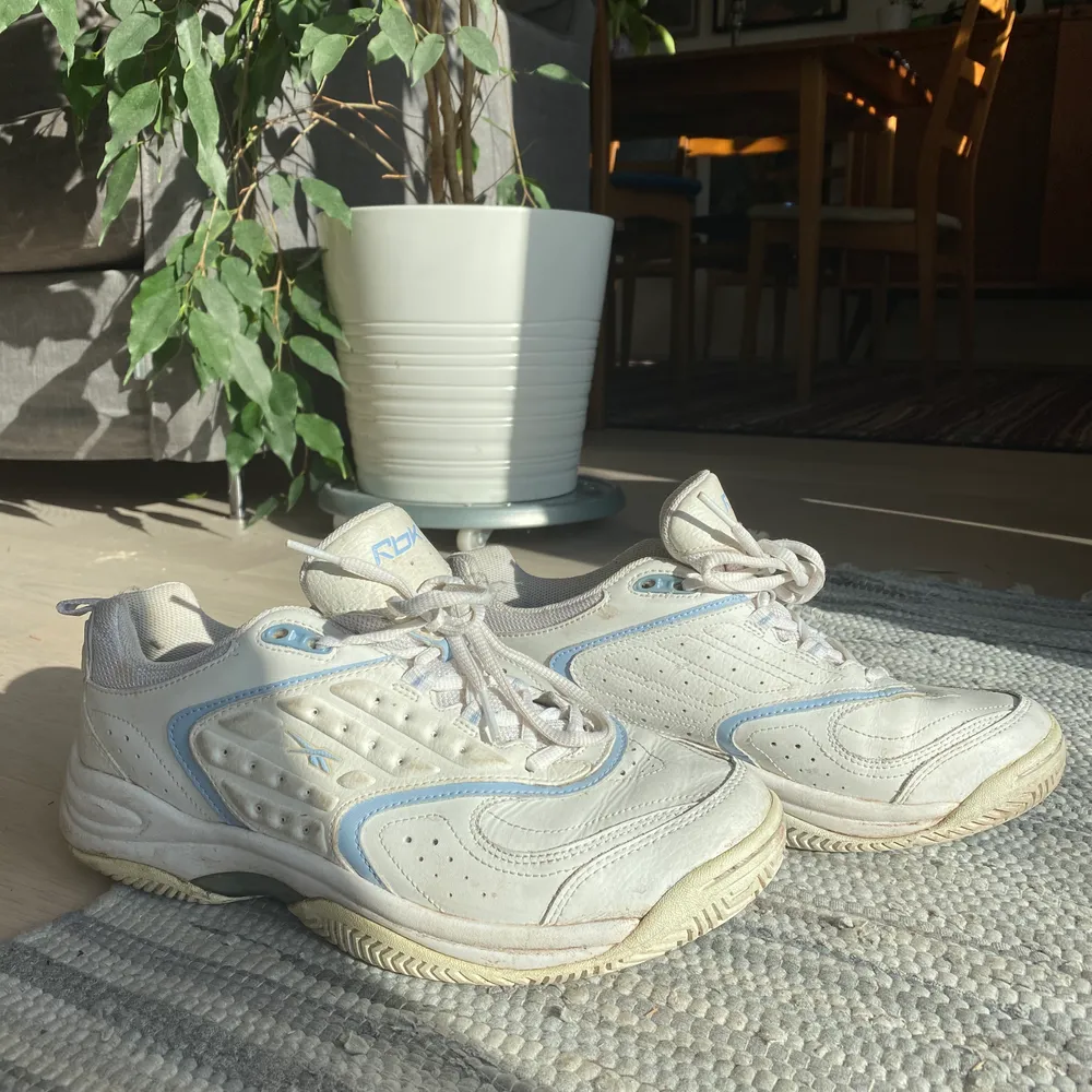 Sjukt snygga dad shoes/springskor/ sneakers från Reebok som jag köpt second hand men nästan aldrig använt själv. Jättenajs kvalité men i använt skick🥰. Skor.