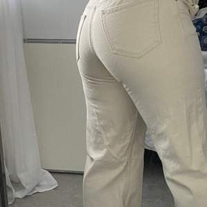 Vida jeans i vitt färg! Köptes för ca 4 månader sedan. Storlek 38 . Priset när dom köptes va 450kr priset nu är 200kr plus frakt. Betalning via Swish helst! Först till kvarn:)