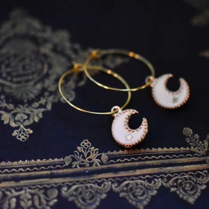 Örhängen Vita månar - Handgjorda, nickelfria örhängen 🌙 Finns i flera färger och former! Ringen är 25mm i diameter, och hänget varierar i storlek från 10mm och uppåt. 🪐 Köp 1 par för 40kr, 2 par för 70kr, 3 par för 100kr! Du får också med en fin liten presentpåse. Frakt på 13kr tillkommer 💫