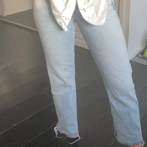 Zara jeans - Korta raka ljusblå jeans. Går till ca ankeln på mig som är 163cm. Väldigt tajta runt midjan