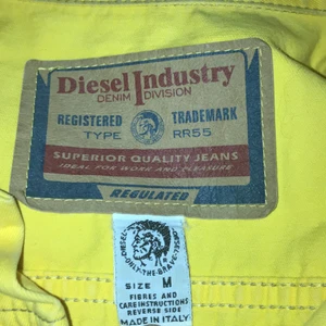 Solgul dieseljeansjacka med patch  - Thriftade denna skönhet i Halmstad för säkert 5-6 år sedan! Äkta diesel-jeansjacka ✨ inköpspris 300kr