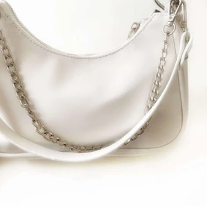Vit väska - Vita läder baguette väska med silver detaljer och avtagningsbara band. Väskan är i FAKE läder. Väska med originalband 250kr Väska med både originalband & kedjeband 300kr