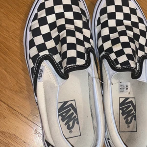 Rutiga vans strl 37 - Använda Vans strl 37. Inget annat tydligt slitage bortsett från smuts. Skulle nog bli väldigt fina efter tvätt i tex maskin. Pris diskuterbart.