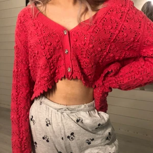 Rosa kofta med glitterknappar - Helt oanvänd tröja/kofta med supersnygga knappar i stenar som glittrar. Köptes i somras men passade inte riktigt mig. Köptes för ca 500kr