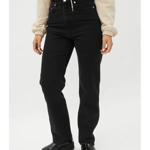 Weekday jeans - Jätte snygga jeans. Plus bra skick och köparen står för leveransen. Stolek W28 L 32 och modell är Rowe extra high straight jeans 