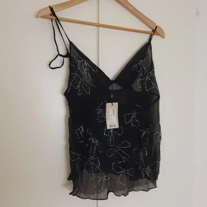 Linne - Linne, genomskinligt med rosetter i strass. 