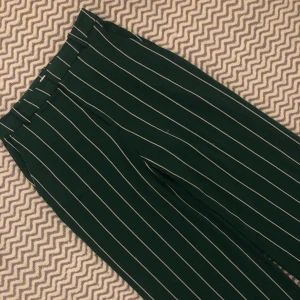 Kostymbyxor  - Ett par asballa vit-gröna randiga brallor, lite slitningar men annars i superbra skick. Säljs pga blivit för små:/ buda!!😎