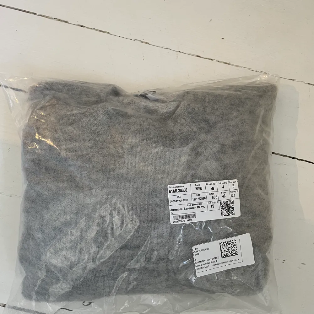 Super snygg grå stickad tröja från &other stories💓. Säljer den då jag råkade beställa två av samma och kan inte längre lämna tillbaka. Den är helt ny och aldrig använd då jag inte har öppnat den. Så fin och mysig💗 nypris: 790. Stickat.