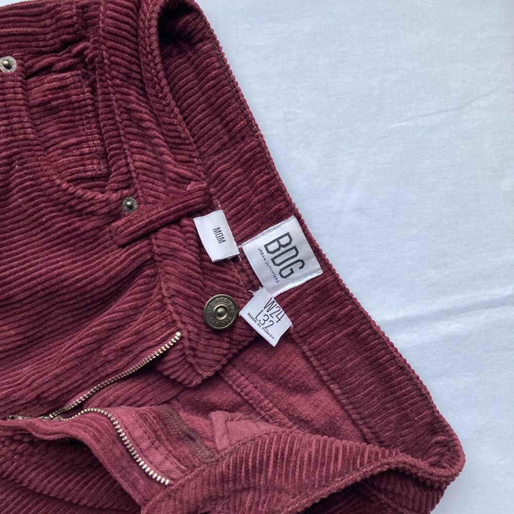 🌊 CUTE DARK RED / BURGUNDY CORDUROY MOM FIT JEANS • SIZE - W24/L32 - XS • BRAND - BDG (Urban Outfitters) • MATERIAL - 100% Cotton MY MEASUREMENTS • Height 161cm / 5'3