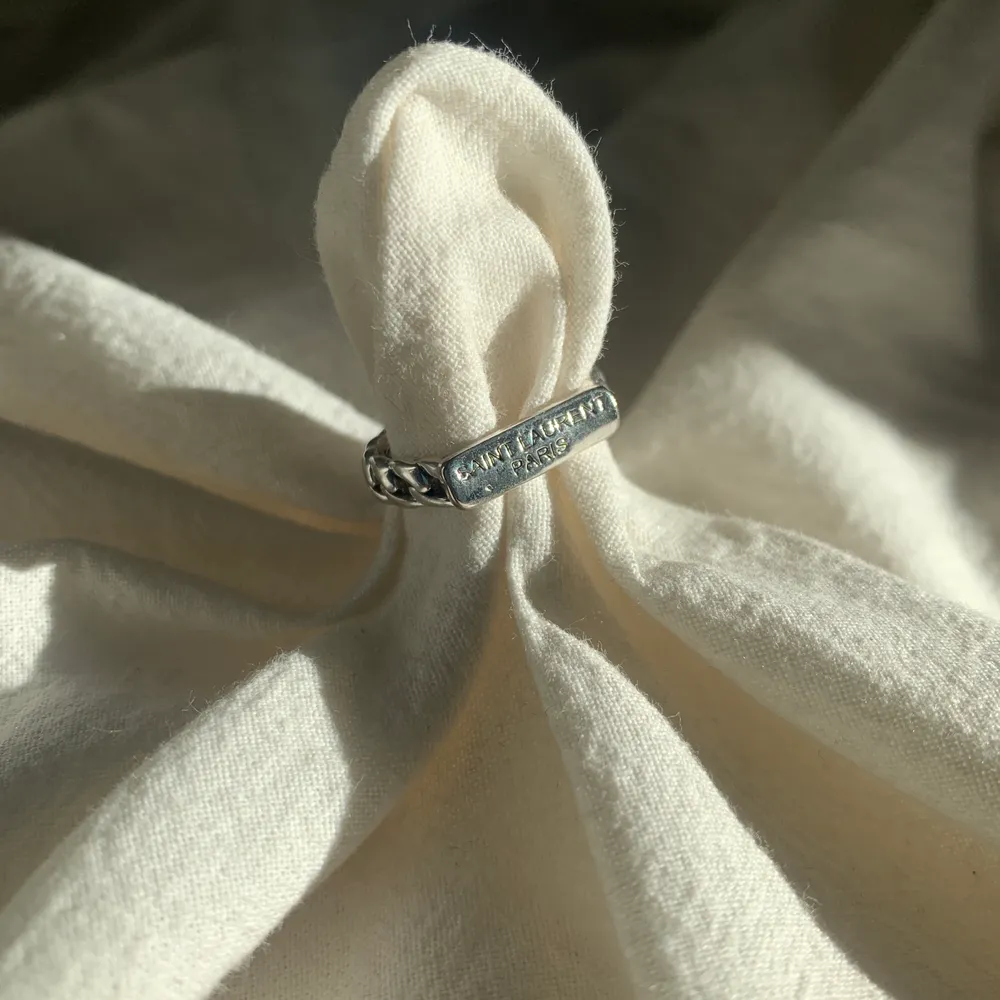 Säljer denna jättefina justerbara ring i äkta silver (frakten ingår)🤩⚡️✨. Accessoarer.