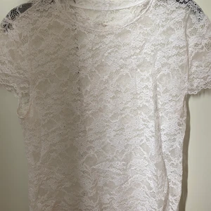 Topp i spets - Genomskinlig vit topp i spets från Zara. Fint skick!