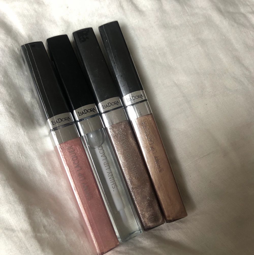 Helt nya, oöppnade läppglans från Isadora!! I serien shiny lip lacquer. 1 för 40, 2 för 70, 3 för 100 osv! Har massa annat oöppnat smink i andra annonser så ta gärna en titt på min sida! Det är bara att skicka ett meddelande vid intresse/frågor❣️❣️ finns ej kvar: 15, 10. Övrigt.