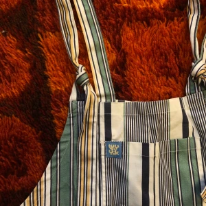 Hängelbyxor - Säljer dessa jättefina hängelbyxor från märket Lucy & Yak, då de tyvärr aldrig kommer till användning. De är i nyskick och såå fina! Storlek S med benlängd 32. Skulle säga att de passar upp till M. Benen är upprullade på bilden för de var lite långa på mig som är 162 lång, men det går att rulla ner de igen! Går att mötas upp i Hagfors eller så skickas den med posten där köparen står för frakten!