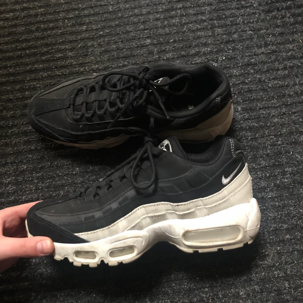 Nike Air Max 95 väldigt sparsamt använda. Strl 39. Kan skickas mot att köparen betalar frakt. Skor.