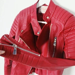 Skinnjacka - || Lånad bild || Säljer min super fina röda skinnjacka i bra skick! Den är använd 2-3 gånger och passar så fint till alla outfits. Storlek M! 450kr och då ingår spårbart frakt i priset!😍❤️