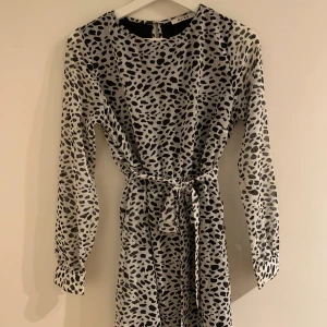 Sommarklänning  - Fin sommarklänning i vitt leopardmönster, från NAKD storlek 36! 