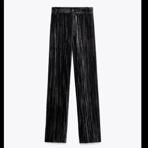 Sammet byxor  - Super fin oanvänd gråa sammet byxor med prislappen på. Slutsåld på webbsida. Inköpspris 560kr. Spårbarfrakt tillkommer på 66kr.