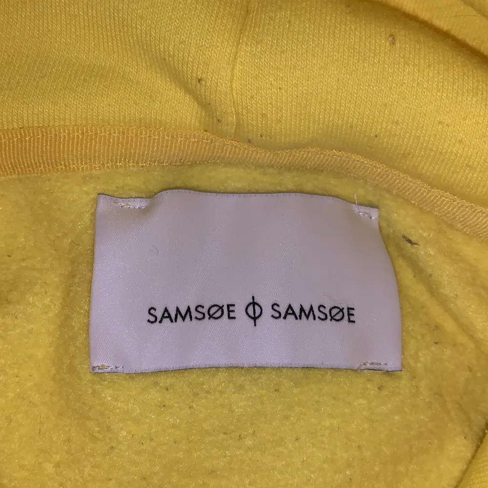 Gul hoodie från Samsoe Samsoe. Tröjor & Koftor.