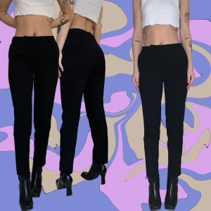 Kostymbyxor  - Svarta kostymbyxor monky 🐕‍🦺🦨🦾 en liten röd fläck på framsidan och lite knottriga 