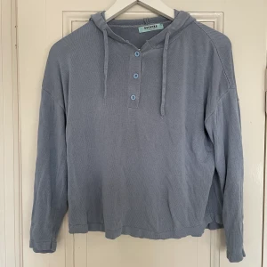 Blå tunn Hoodie  - Snygg tunn hoodie som jag köpt second hand men aldrig använt själv, därav bra skick. Spårbar frakt med DHL inräknat i priset!!