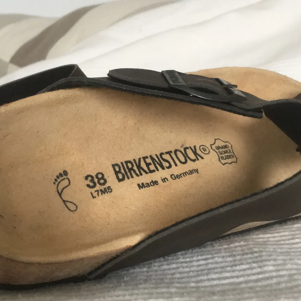 Helt oanvända nya BIRKENSTOCK sandaler. Present som var f stora ( har 35 )   Nypris på dessa var 1000:- Jag säljer f halva priset 500:-. Skor.