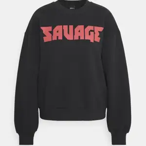Säljer denna sweatshirt ifrån Gina tricot som de står ”savage” på.                                                                              Köpte den för 300 kr och säljer den för 90 kr + frakt💞        (Knappt använd)