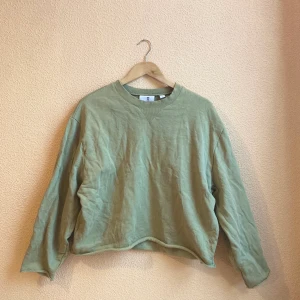 Tröja från collusion - Grön tröja från collusion. Otroligt mjuk! Knappt använd. Jagbhar vanligtvis M så den är lite oversize för att va S. Frakt ingår!