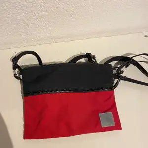 Hej! Säljer en carhartt dexter strap bag i färgen röd och svart, väskan har aldrig kommit till använding så den är som ny. Om du har någon frågar så är det bara att fråga på:) 
