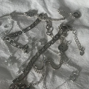 Armband - Armband i 925 sterling silver. Catena är en kubansk kedja, Stella är armbandet med stjärnor och Felix är armbandet med smileyn. Passar både tjejer och killar och är även justerbara🤍 Kika in ninetwofive.uf för mer bilder⛓🖤