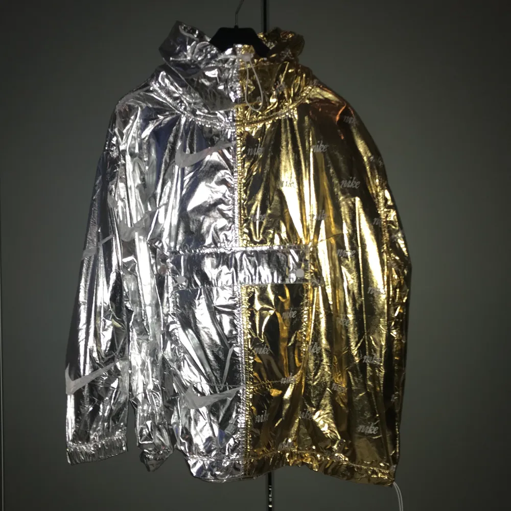 Reflekterande material och ganska tunn windbreaker ✨ helt oanvänd . Jackor.