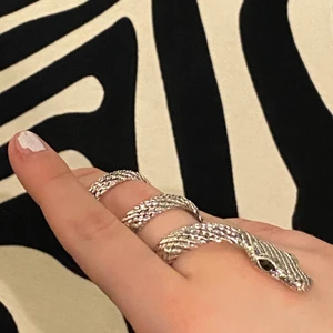 Orm ring - As ball orm ring i silver, köpt för 300kr säljs för 150kr och leverans 11kr som inte är inkluderad i priset! 🐍 🐍 